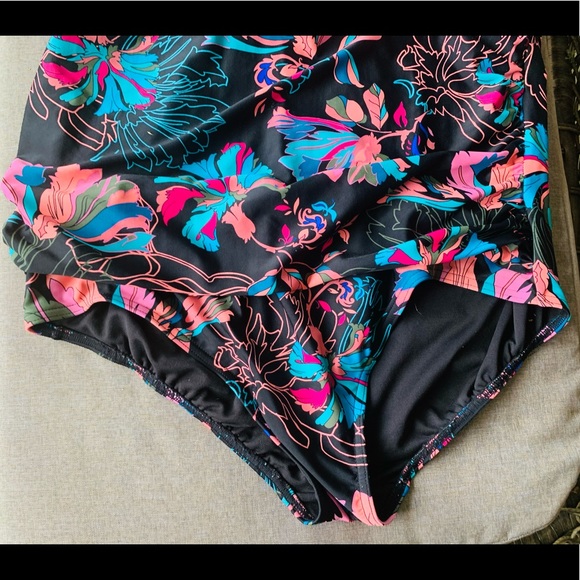 ☀️Sale🔥 Time and Tru - One Piece Flowery Multicolor Swimsuit - Picture 6 of 14